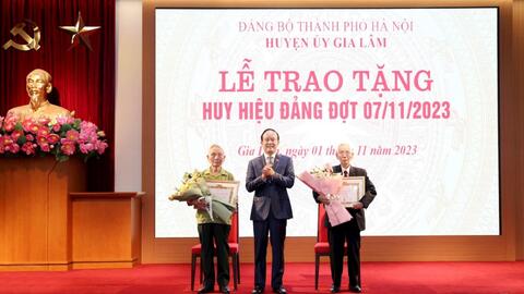 157 đảng viên huyện Gia Lâm nhận Huy hiệu Đảng