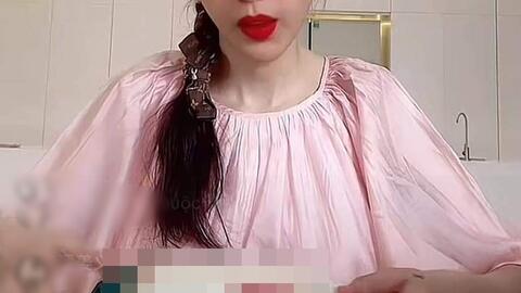 Lâu rồi mới lộ diện, Thủy Tiên liền bị mỉa mai vì từng khoe được Công Vinh cho 40 tỷ tiêu vặt giờ lại phải bán hàng online