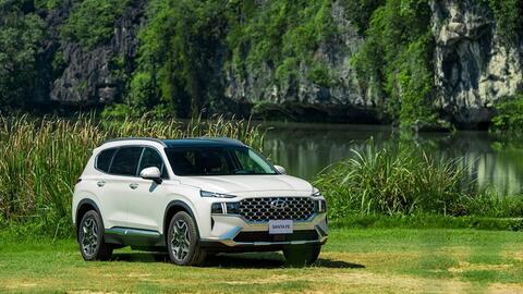 Giá Hyundai Santa Fe Hybrid có đáy mới: Lần đầu về mốc 1,235 tỷ, không còn chạm chân Palisade
