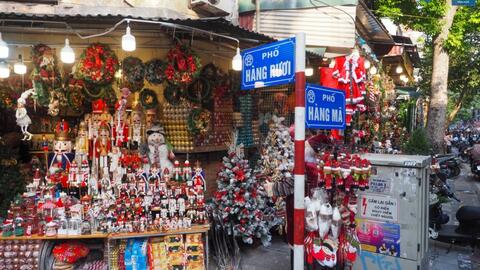 Không khí Noel tràn ngập trên phố Hàng Mã, Hà Nội