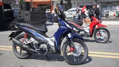 Ảnh thực tế Honda Wave RSX 2024 giá từ 22,4 triệu: Thể thao hơn, tem 3D, cạnh tranh Sirius