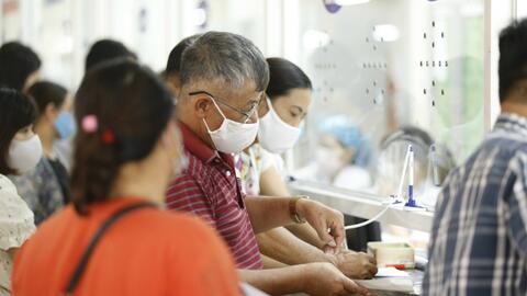 Người bệnh phải tự mua thuốc, vật tư y tế: Đề xuất điều kiện để được quỹ BHYT thanh toán