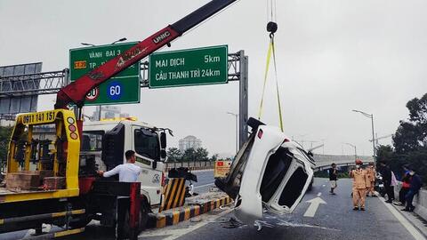 Hà Nội: Tài xế buồn ngủ lái ô tô tông 2 xe máy ở đường Vành đai 3 trên cao