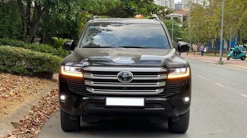 Toyota Land Cruiser đi hơn 34.000km bán đắt hơn giá niêm yết mới: Nội thất xuống sắc, trang bị không bằng lô xe mới hiện tại