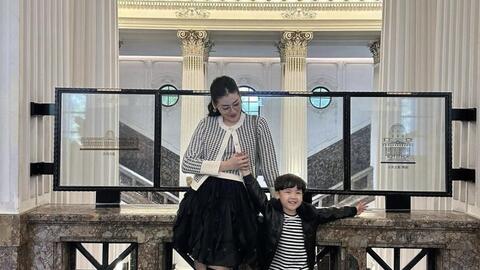 Siêng đưa con trai tới nơi này khi đi du lịch nước ngoài, Á hậu Tú Anh được khen ngợi hết lời
