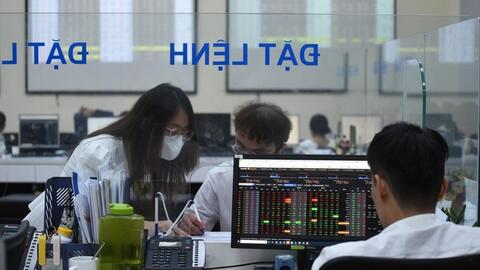 Chứng khoán tăng 100 điểm, cổ đông lớn liên tục chốt lời