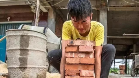 “Cậu bé bốc gạch” nuôi gia đình vẫn đỗ ĐH Thanh Hoa, vừa ra trường đc trả lương 3 tỷ đồng/năm vẫn từ chối: Cuộc sống hiện giờ ra sao?