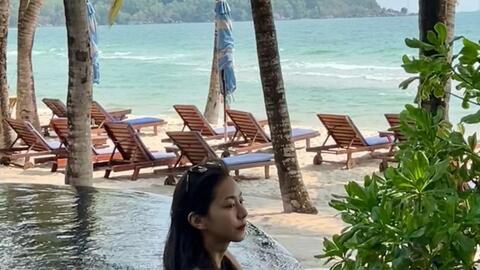 "Nữ thần Kpop" UEE bất ngờ xả ảnh ở Phú Quốc, diện bikini thả dáng nuột nà nhận chục ngàn like