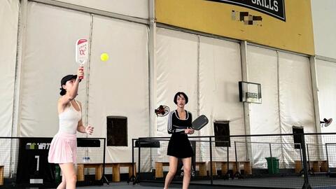 Hội "phú bà" lập "biệt đội" chơi Pickleball tưng bừng từ Bắc chí Nam, có cả nàng dâu tỷ phú trốn con lao ra sân nhập hội