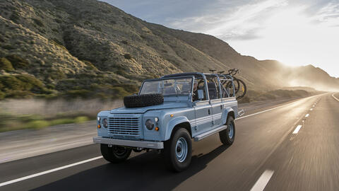 Chiếc Land Rover Defender này dễ hút khách đi chơi biển: Như nhà nghỉ di động, nhiều đồ chơi để quẩy giá quy đổi 6,3 tỷ