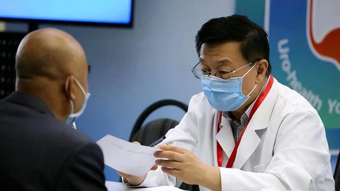 Người đàn ông 60 tuổi uống một ly nước ấm mỗi sáng trong nửa năm, bác sĩ ở bệnh viện đã bị sốc