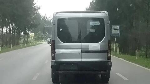 Ford Transit 2024 chốt lịch ra mắt đầu tháng sau: 2 phiên bản, có cả số tự động, giá đồn đoán chưa đến 1 tỷ đồng