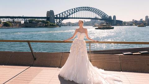Váy cưới của Trần Phương Hoa gây ấn tượng ở cầu cảng Sydney