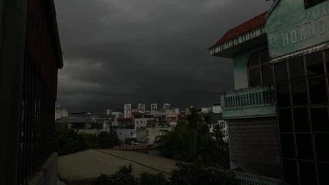Ngay lúc này tại Hà Nội: Mưa lớn sấm chớp giật đùng đùng, người dân vừa đi đường vừa lo lắng