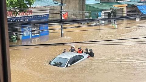 Mưa lũ bất ngờ, Hà Giang chìm trong biển nước, nhiều du khách phải bỏ lại xe máy