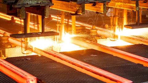 Hòa Phát, Hoa Sen, Nam Kim được hưởng lợi ra sao nếu Việt Nam áp thuế chống bán phá giá thép Trung Quốc?