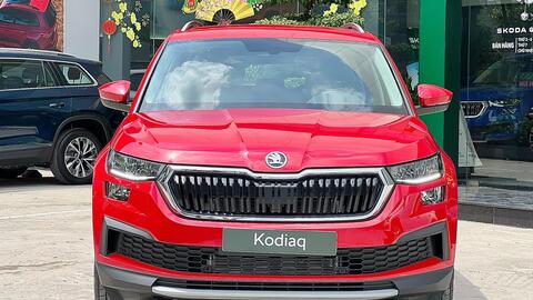 Skoda Kodiaq giảm hơn 200 triệu phí lăn bánh tại đại lý: Bản ‘base’ chưa đến 1,05 tỷ, nhiều ‘đồ chơi’ tặng kèm, cạnh tranh Santa Fe