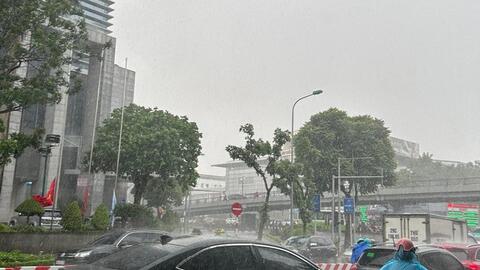 7 giờ sáng Hà Nội mưa trắng trời do ảnh hưởng bão số 2, dân công sở chật vật đi làm