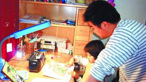 Cha mẹ còn dạy kiểu này thì con đi học không bao giờ được điểm cao!
