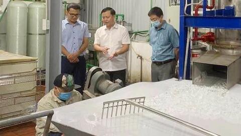 Nguy hiểm rình rập từ nước đá không đảm bảo