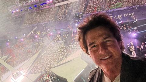 Bức ảnh selfie 7 triệu view của Tom Cruise trước khi nhảy từ độ cao 50m ở Lễ bế mạc Olympic