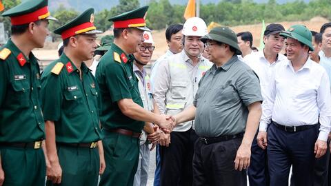 Thủ tướng ra ngay loạt yêu cầu với tỉnh miền Trung khi khảo sát công trường cao tốc 2.112 tỷ đồng