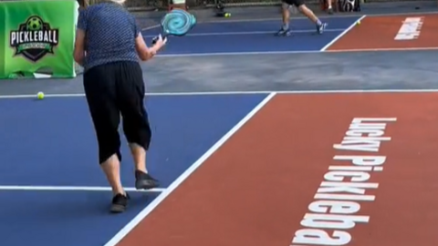Xuất hiện cụ bà U100 ở Hà Tĩnh lăn xả trên sân chơi pickleball: Hé lộ lịch sinh hoạt "ăn đứt" Gen Z