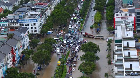 Đại lộ Thăng Long ngập sâu, nhiều tuyến đường vào nội đô ùn tắc