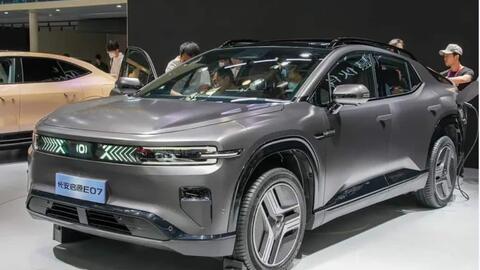 Ông trùm xe tải tại Việt Nam mở bán mẫu SUV có khả năng biến hình thành bán tải, giá bán từ 870 triệu đồng