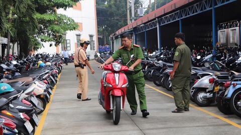 CSGT có được vào trường học kiểm tra xe máy?