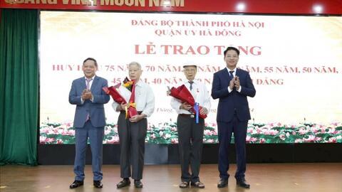 Trao Huy hiệu Đảng cho đảng viên lão thành quận Hà Đông