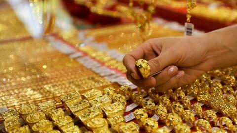 Vàng thế giới rớt hơn 3% xuống mốc 2,660 USD