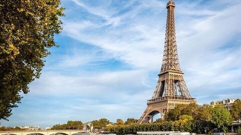 Tháp Eiffel hai lần bị kẻ siêu lừa đảo rao bán làm phế liệu