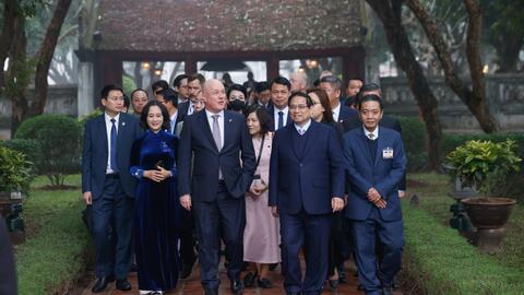 Thủ tướng Phạm Minh Chính cùng Thủ tướng New Zealand thăm Văn Miếu-Quốc Tử Giám