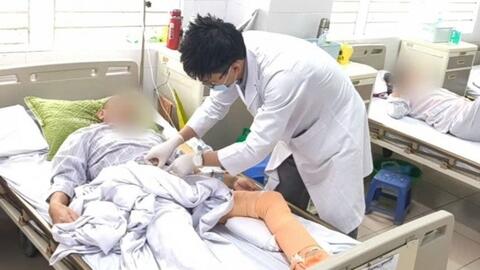 Dán cao, xoa dầu lên vết thương hở gây nhiễm trùng nguy hiểm