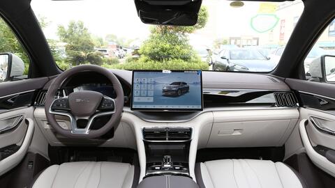 Mẫu xe đắt khách nhất TQ năm 2024: "Ăn" 2,9 lít/100km, chạy 2100km mới cần đổ xăng, sớm về VN?