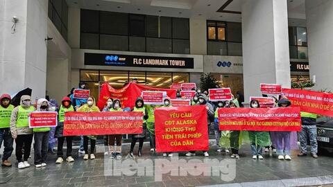 Bộ Xây dựng đề nghị làm rõ việc người dân đội mưa đi đòi nhà xã hội