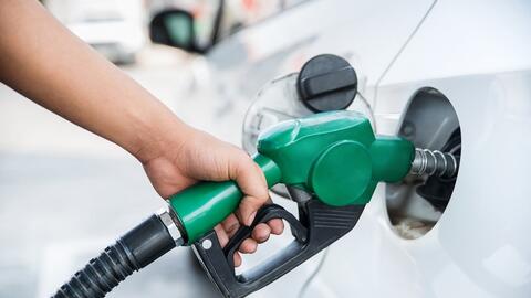 Giá xăng giảm mạnh gần 2.000 đồng/lít, xuống mức thấp nhất gần 4 năm