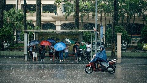 Hà Nội mưa to cục bộ, một số tỉnh có nguy cơ lũ quét