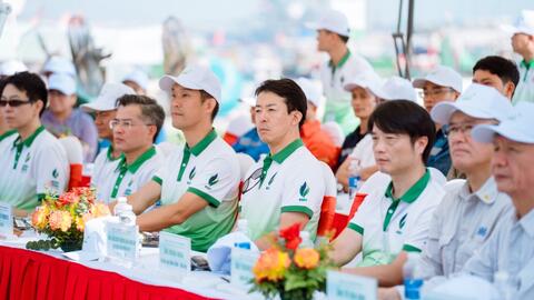 Hơn 400 người tham gia chiến dịch làm sạch bãi biển quy mô lớn tại Vịnh Nghi Sơn