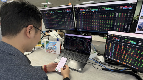 VN-Index trước ngưỡng thử thách 1.700 điểm, chiến lược an toàn và tích lũy lên ngôi