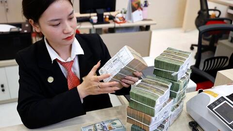 Ngân hàng tăng lãi suất huy động để ổn định tỷ giá và cân đối nguồn vốn