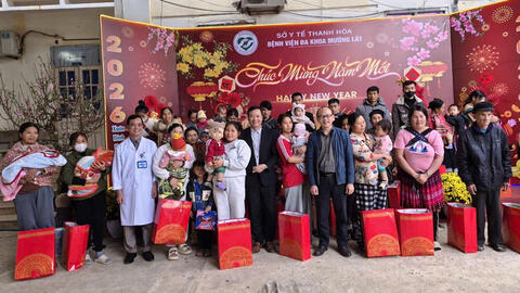 Hàng trăm suất quà Tết đến với trẻ mầm non, bệnh nhân nghèo vùng biên Thanh Hóa