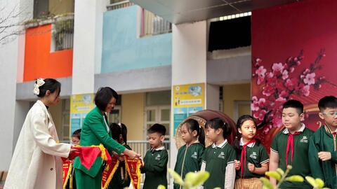 Trường học ở Hà Nội tặng chữ, bốc quẻ, mừng tuổi đón học sinh trở lại trường