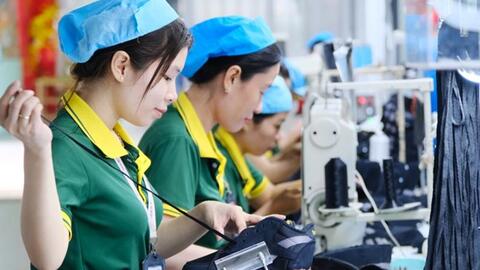 Doanh nghiệp đón đơn hàng mới, công nhân hăng hái sản xuất