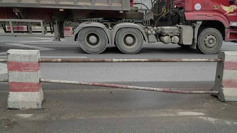 Dải phân cách cầu Thanh Trì xuống cấp trầm trọng