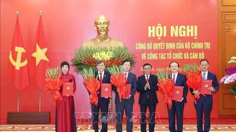 Bộ Chính trị  phân công,  bổ nhiệm cán bộ; phê chuẩn bầu Chủ tịch các địa phương