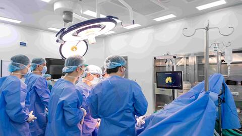 Thay khớp gối bằng robot AI tại Vinmec Hải Phòng, bệnh nhân đi lại sau 3 giờ