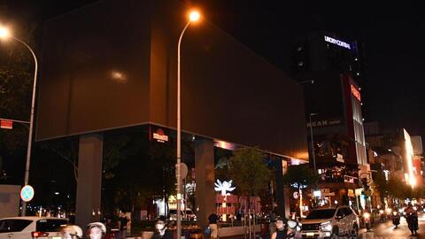 Tiết kiệm điện, hàng loạt biển quảng cáo lớn tắt điện sau 22 giờ