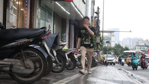 Hà Nội chỉnh trang vỉa hè, nơi gọn gàng nơi vẫn bị "bủa vây"